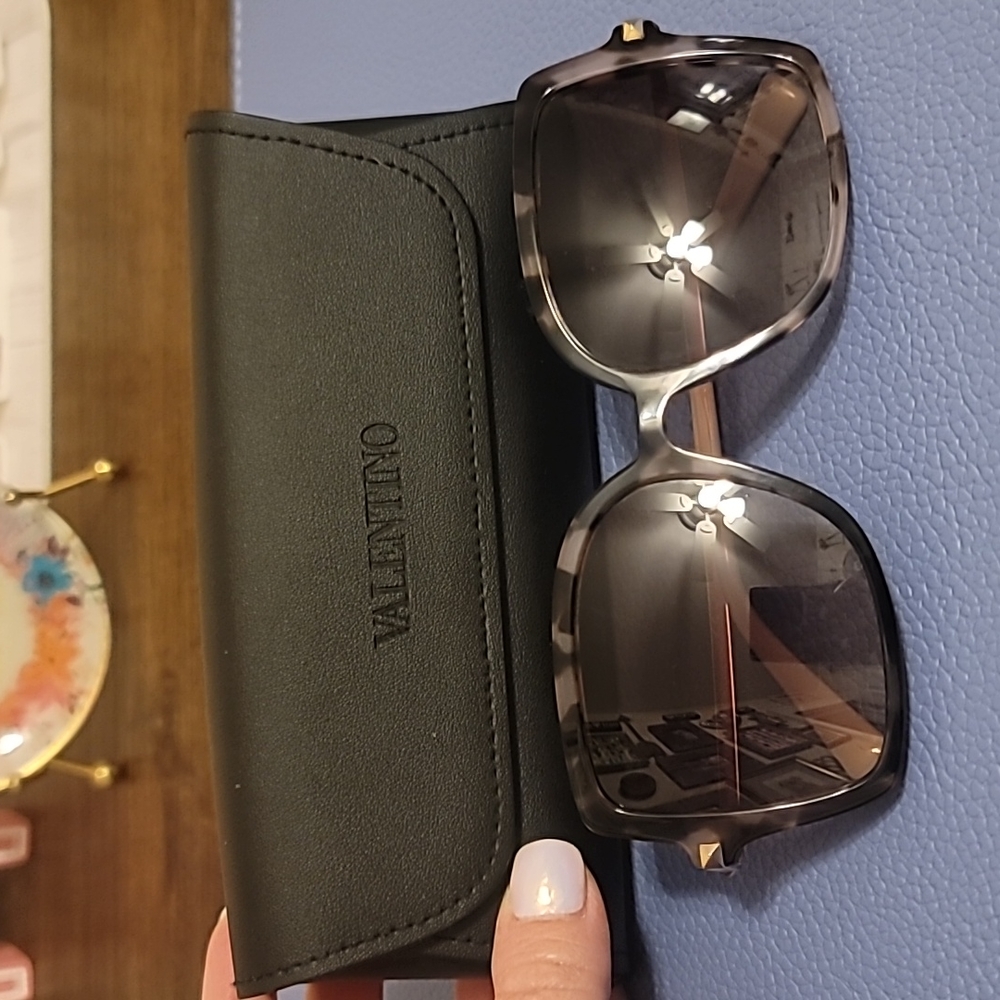 VALENTINO HAVANA COLOR SUNGLASSES. SOLD OUT IN THIS COLOR.
